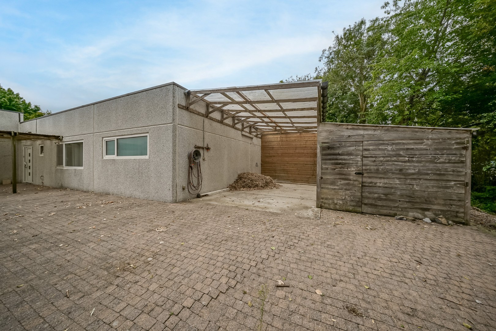 Winkelruimte met magazijn en woonst te Oostende 