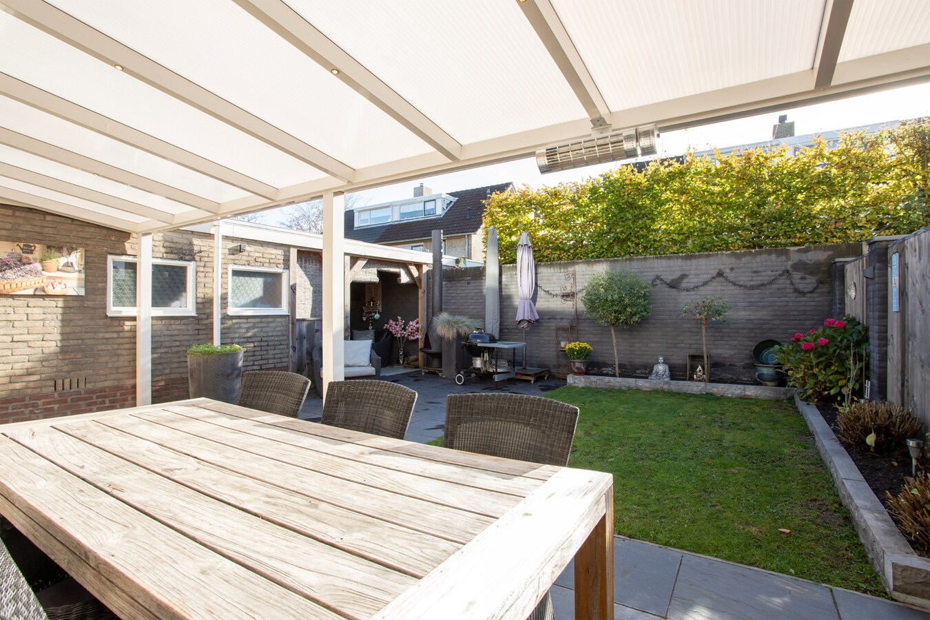 Ruime gezinswoning met royale garage en prachtige tuin 