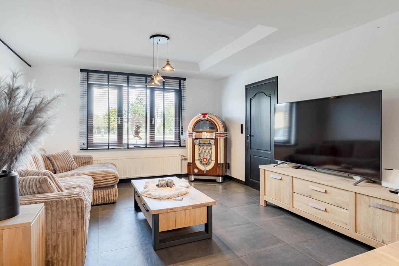 Gerenoveerde, goed onderhouden woning nabij het centrum van Bree mét een grote garage/werkplaats bereikbaar langs de Filterstraat aan de achterzijde van de woning! 