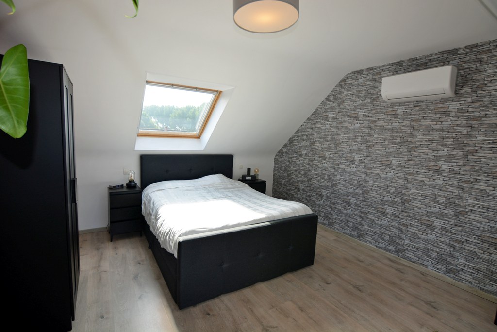 Energiezuinig duplex-appartement met 2 slpk, terras en carport met berging. 