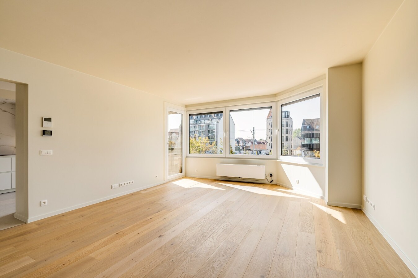 Totaal gerenoveerd appartement met open zicht en uitzonderlijke terrassen op topligging in Heist. 