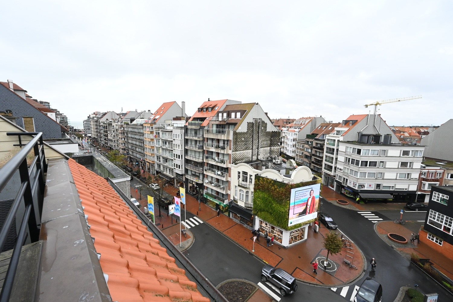 Ongemeubeld - Prachtig en UNIEK duplexappartement met 3 slpk. gelegen in het centrum van Knokke, met een facade van 10 meter en een open zicht op de Dumortierlaan. HUREN OP VENNOOTSCHAP MOGELIJK! 
