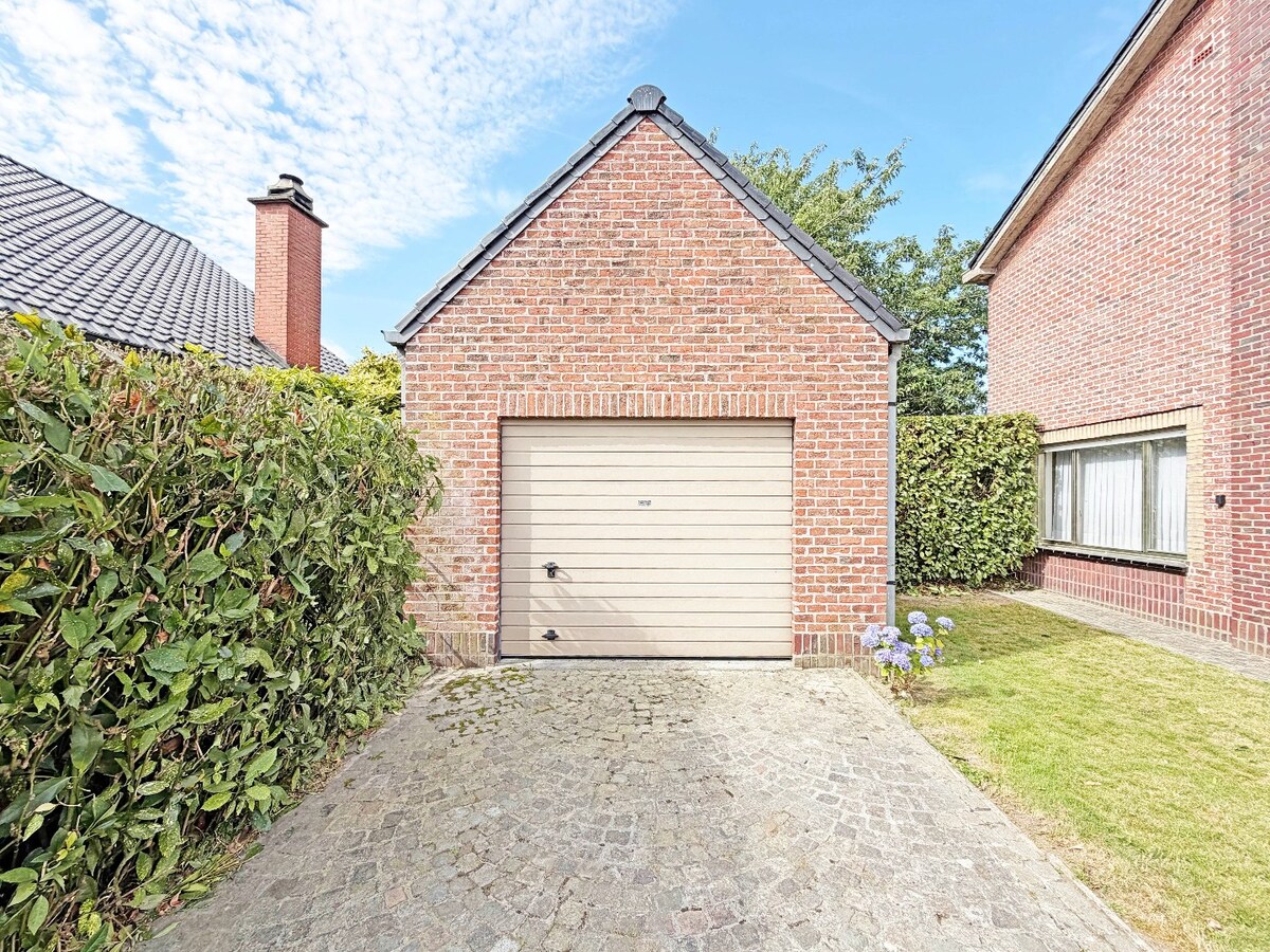 Ruime sixties villa met vergunde loodsen (350m²) te Vlierzele 