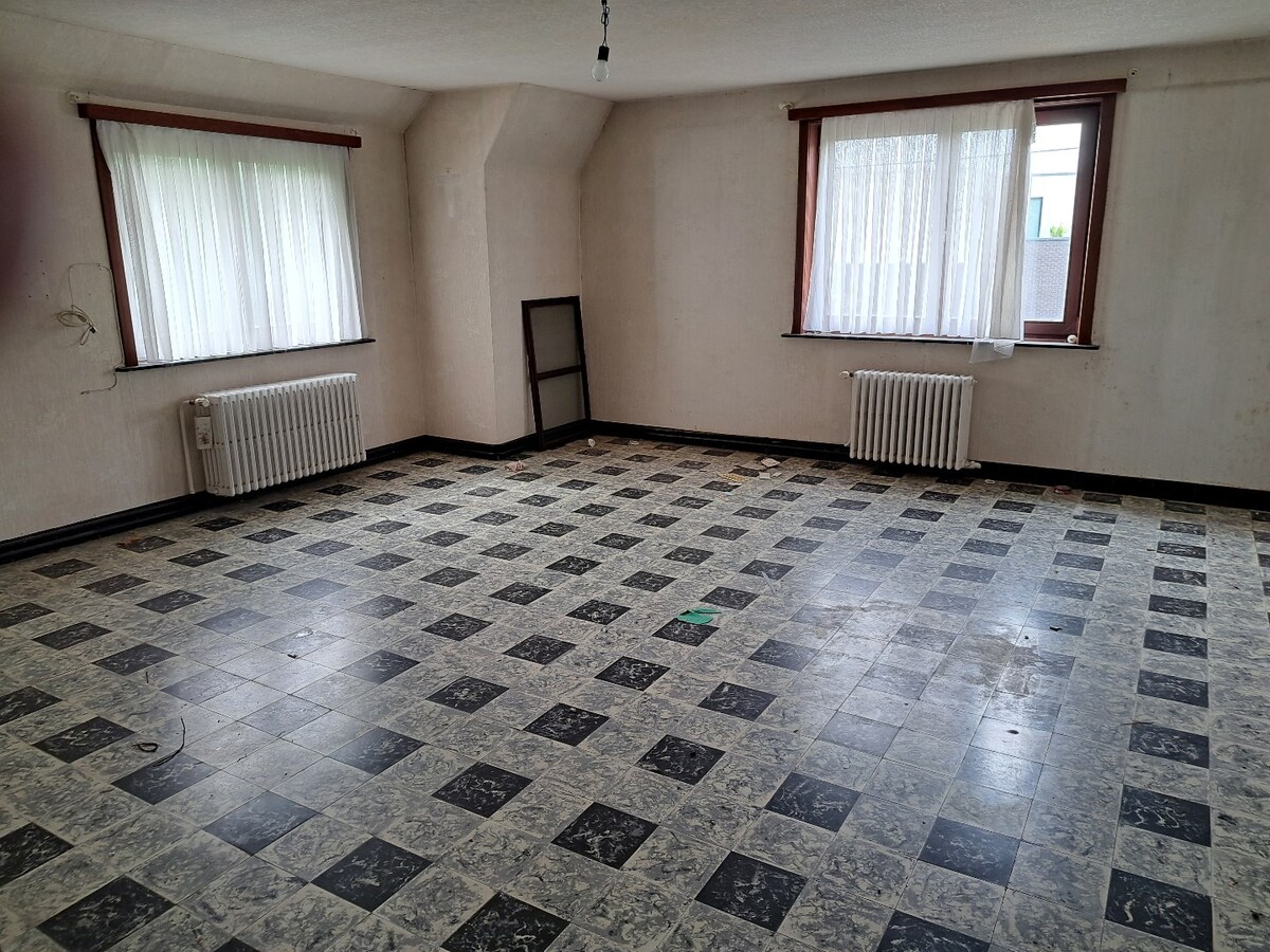 Sur 3200 m² en zone d'habitat vaste ensemble immobilier comprenant une villa de 240m² et 600m² d'entrepôt. 