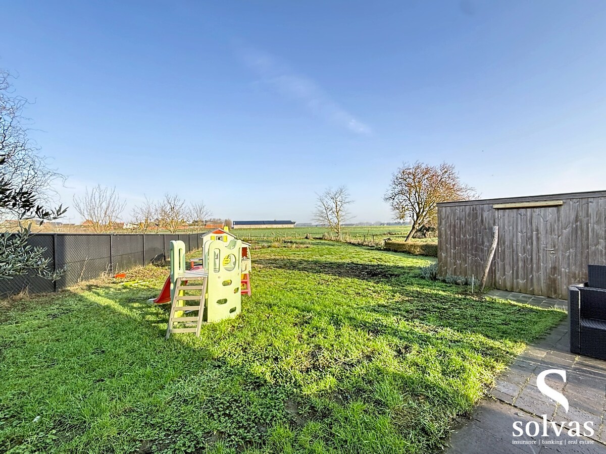 Moderne woning (2017) met ruime tuin en open verzichten 