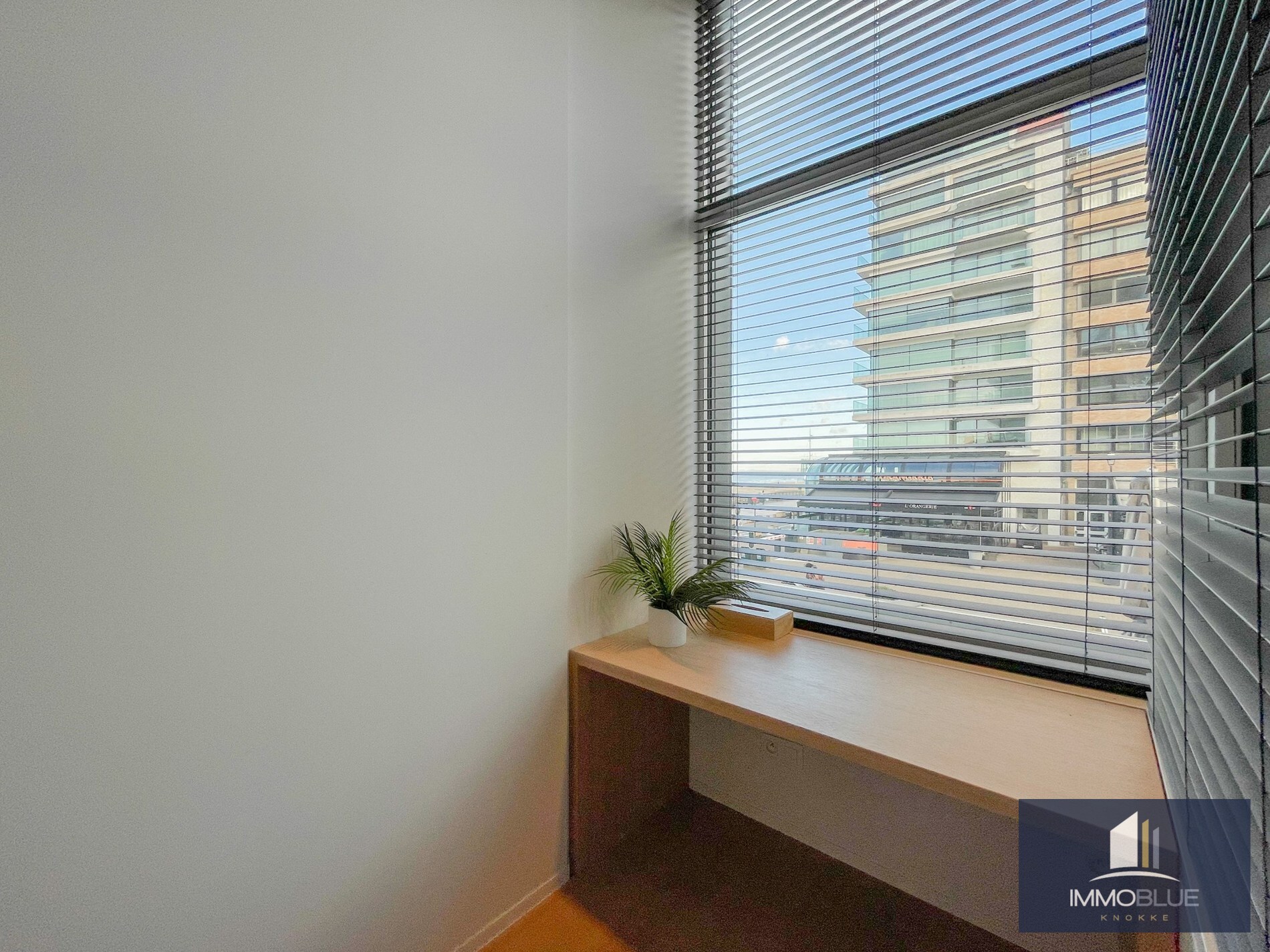 Uitzonderlijk, luxueus afgewerkt hoekappartement met frontaal zeezicht. 