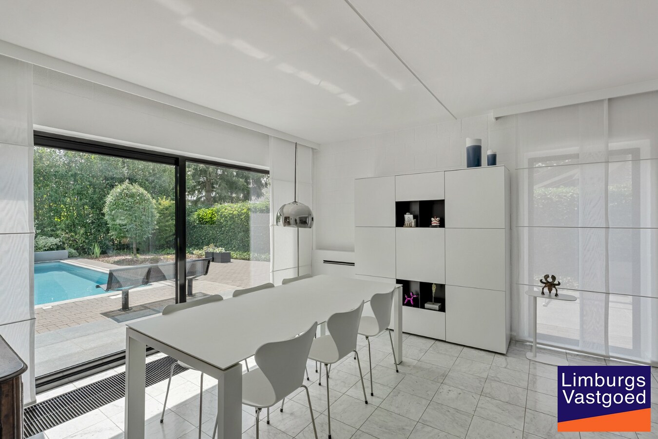 Moderne architectenwoning met mooie tuin en zwembad, 5 slaapkamers in Hasselt, OB op 8a12ca in doodlopende straat 