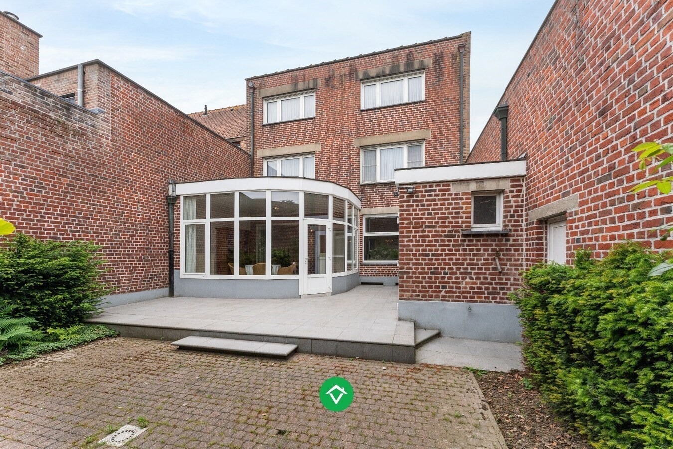 Ruime woning met 7 slaapkamers en loods (320m²) in centrum Roeselare 