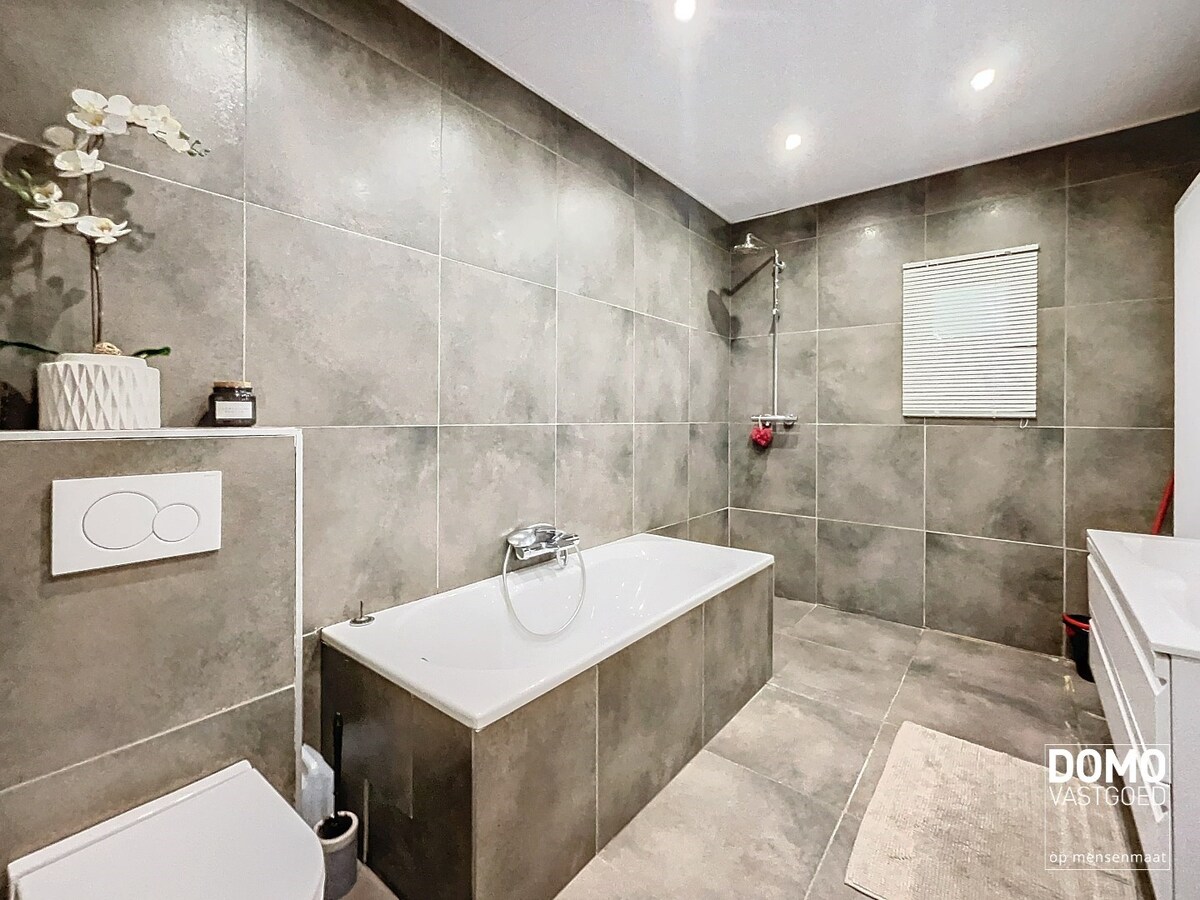 Ruime open bebouwing met tuin en inpandige garage gelegen te Spalbeek. 