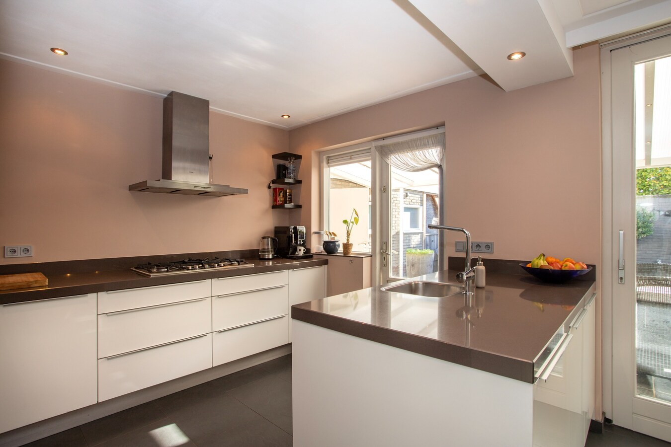 Ruime gezinswoning met royale garage en prachtige tuin 