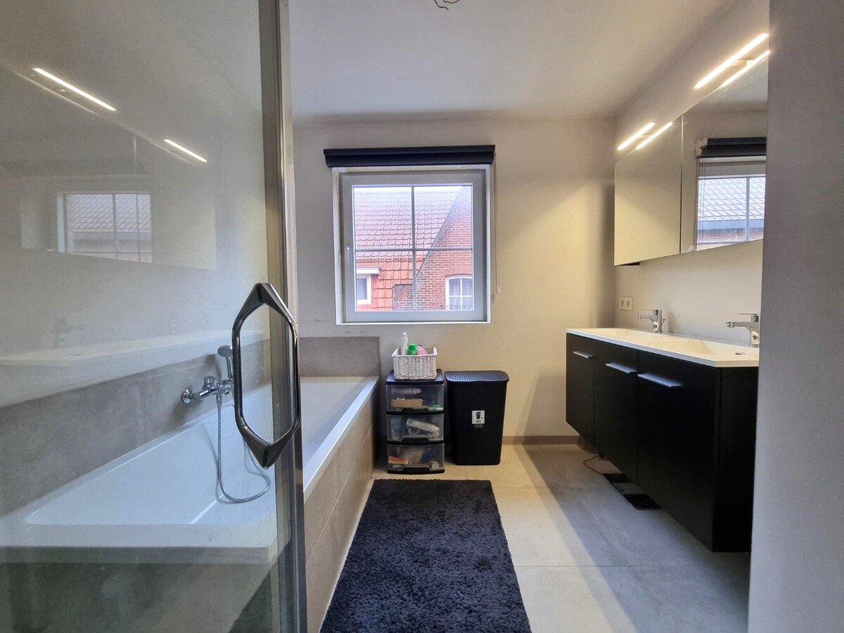 Halfopen nieuwbouwwoning (onder registratierechten!) met dubbele garage te Dudzele 