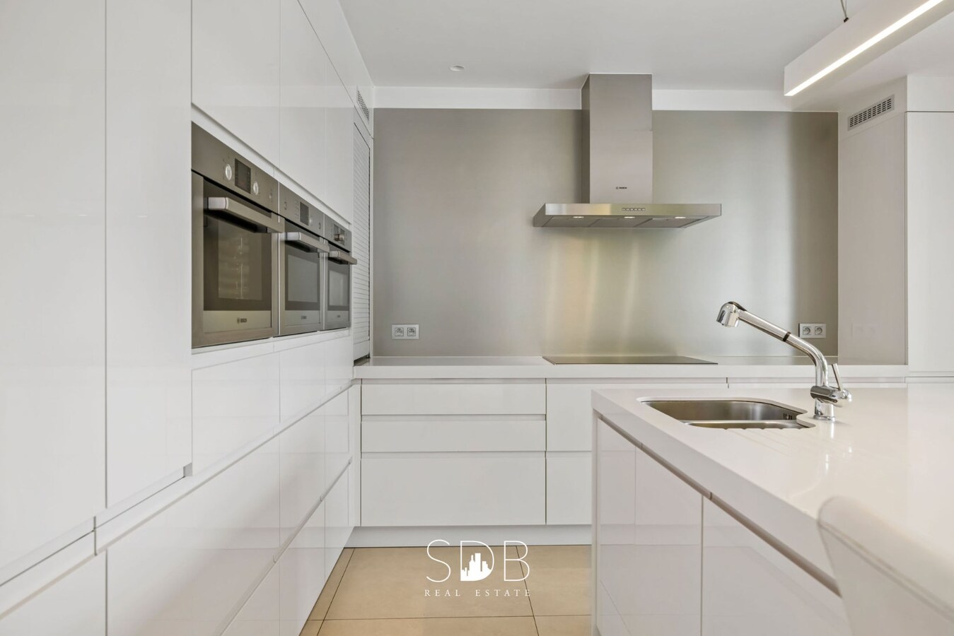 Prachtige villa met zwembad, paardenstallen, paddock en grasland op 1,3HA 