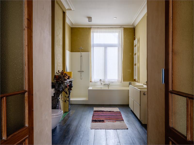 Uitzonderlijk klassevol herenhuis met handelspand in het hart van het historisch centrum 