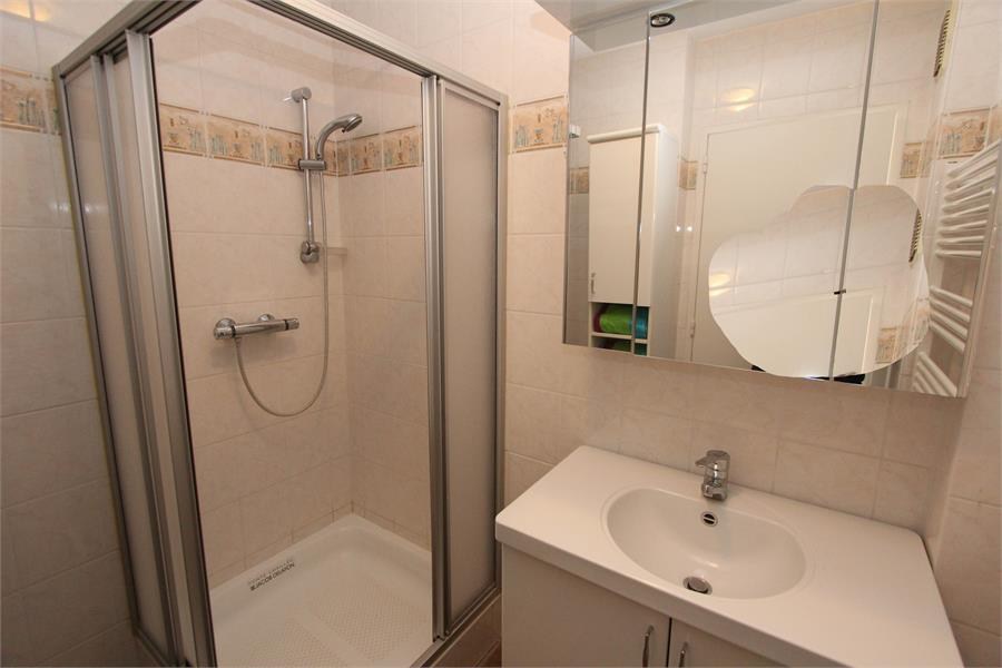 Centraal gelegen studio appartement voorzien van terras met zeezicht! 