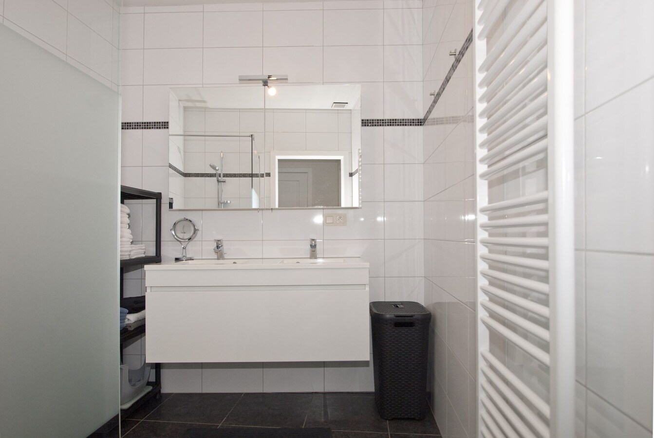 Instapklaar appartement met lift - 1 slpk, terras, 2 parkings 