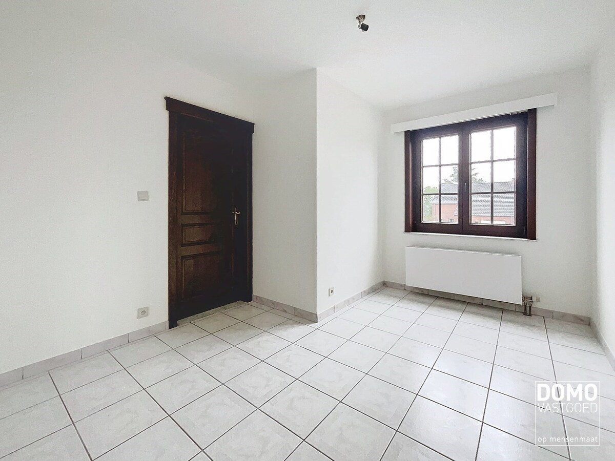 RUIME GEZINSWONING MET 4 SLAAPKAMERS, TUIN EN INPANDIGE GARAGE TE HERK-DE-STAD 