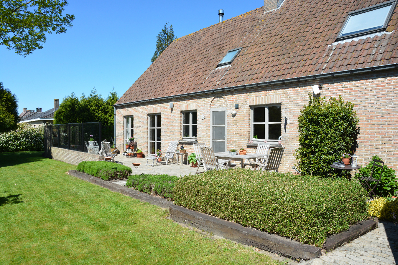 Uiterst rustig gelegen villa met kantoorruimte 