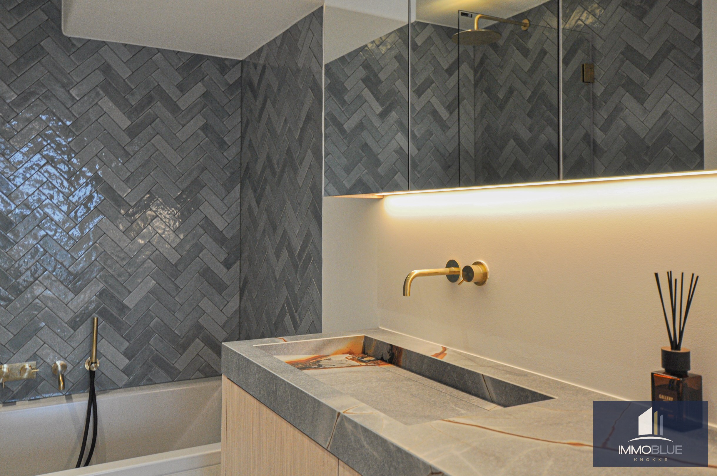 Appartement entièrement rénové et lumineux avec une vue dégagée magnifique, situé dans une résidence de standing. 