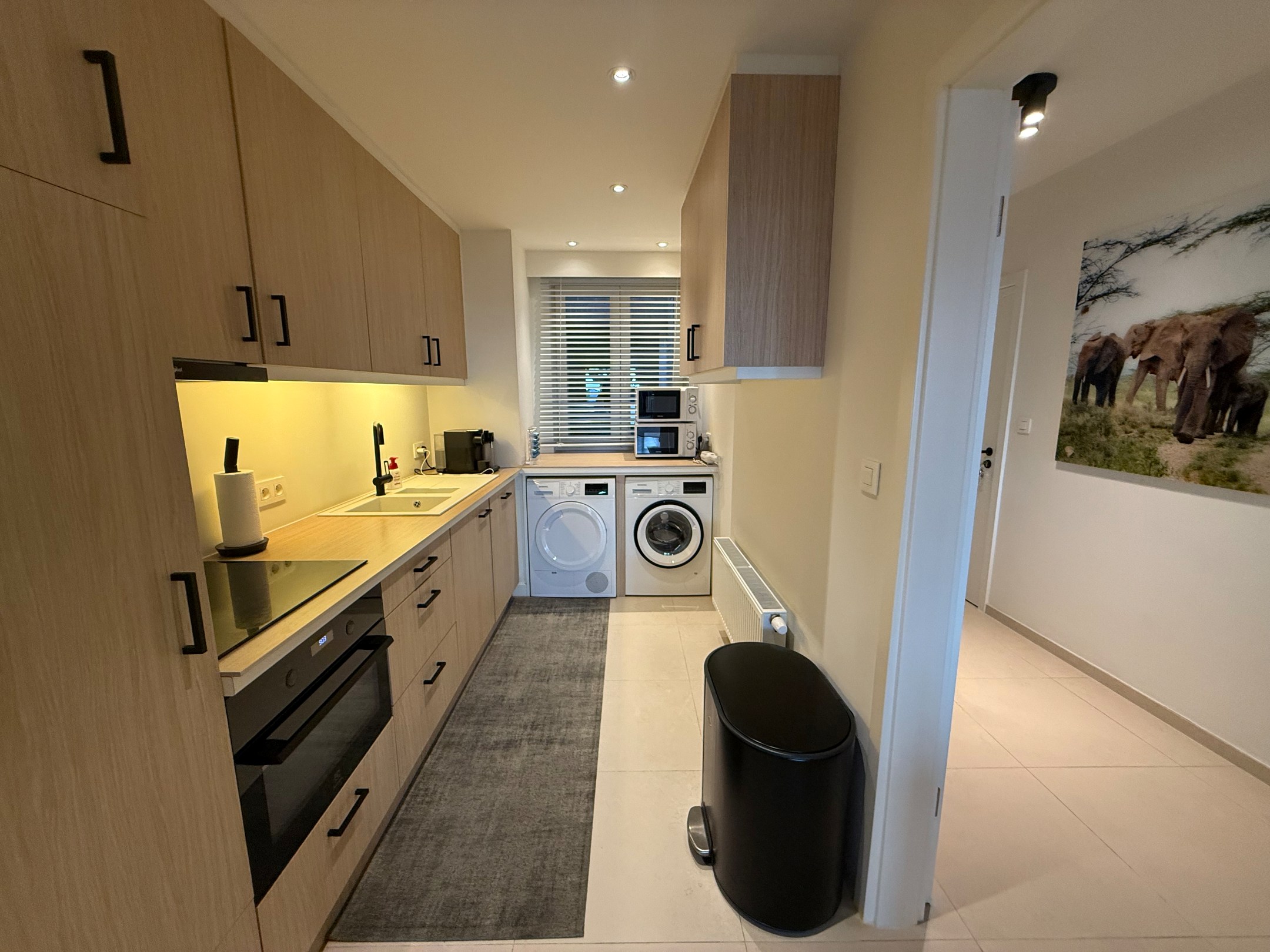 ONGEMEUBELD - Ruim appartement (3 slaapkamers) met een PRACHTIG ZICHT op het groen en de villa's, in het Zoute. KAN OP VENNOOTSCHAP GEHUURD WORDEN. 