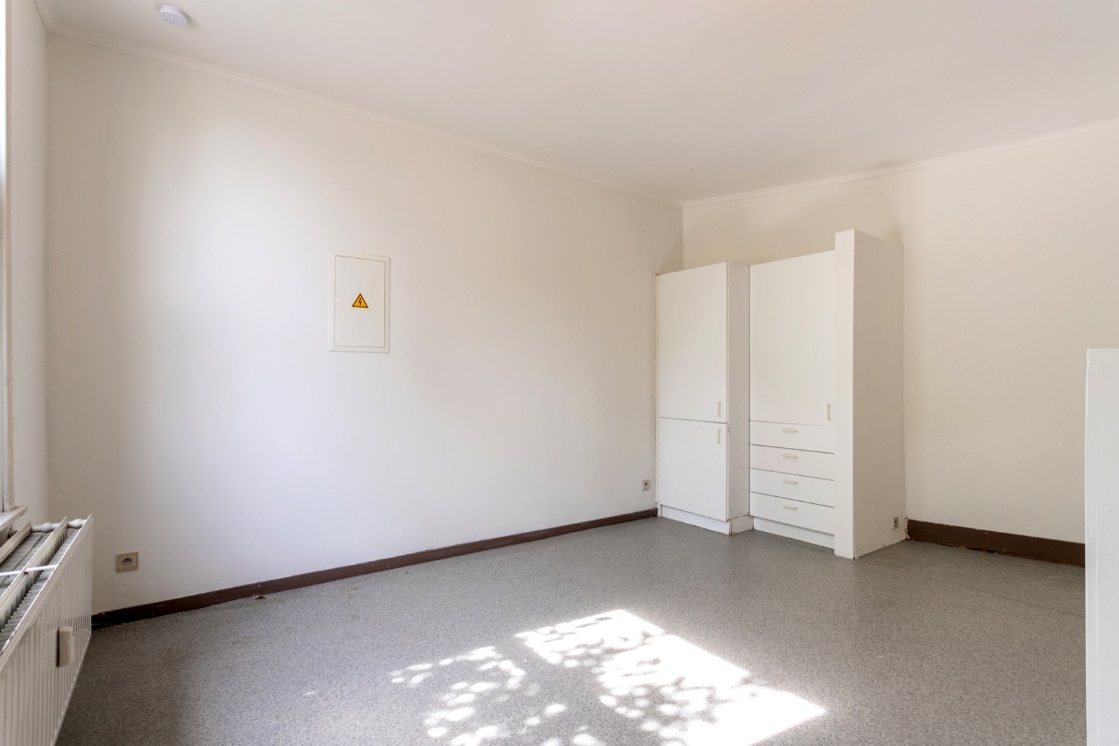 Opbrengsteigendom met 2 vergunde appartementen en kelders in het centrum van Halle 