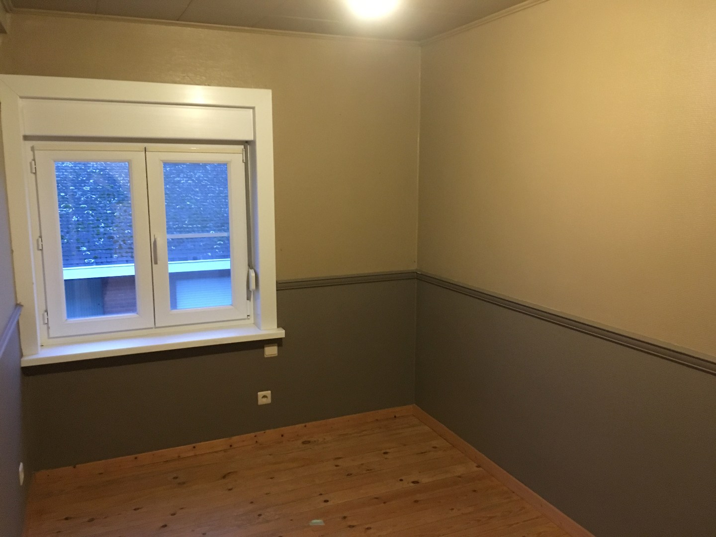 Gesloten bebouwing met 4 slaapkamers, binnenkoer en overdekte autostaanplaats. 