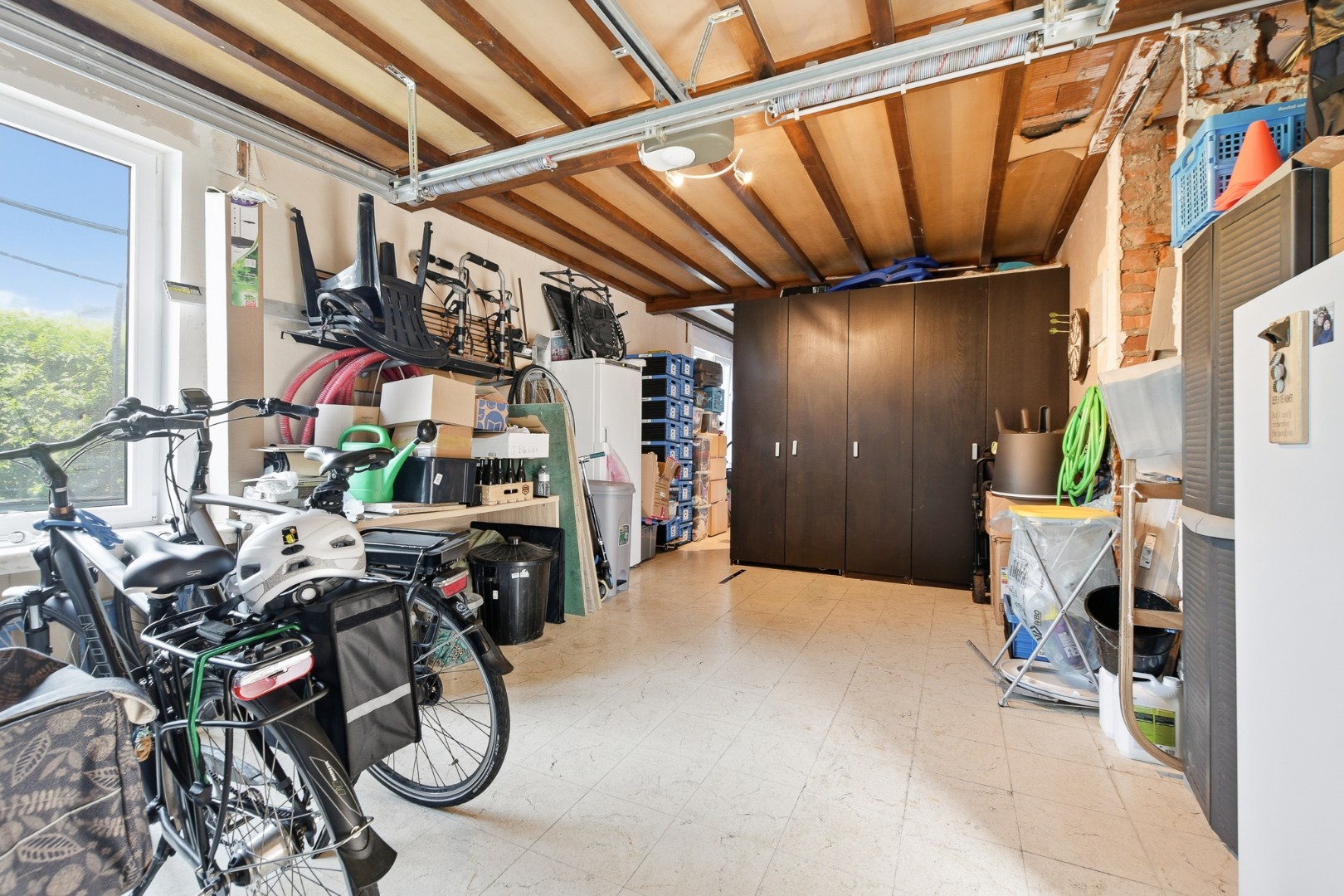 Instapklare halfopen bebouwing met 3 slaapkamers &amp; ruime garage in rustige woonwijk 