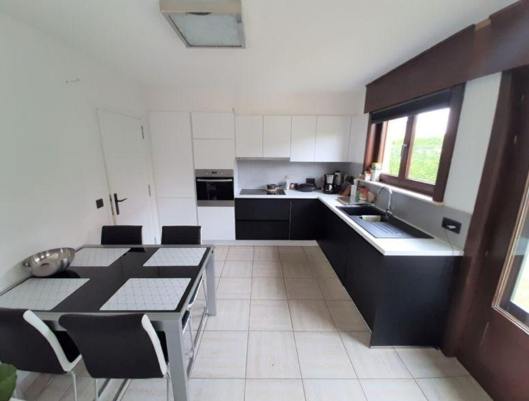 Ruime alleenstaande woning met 2 slpks en garage 