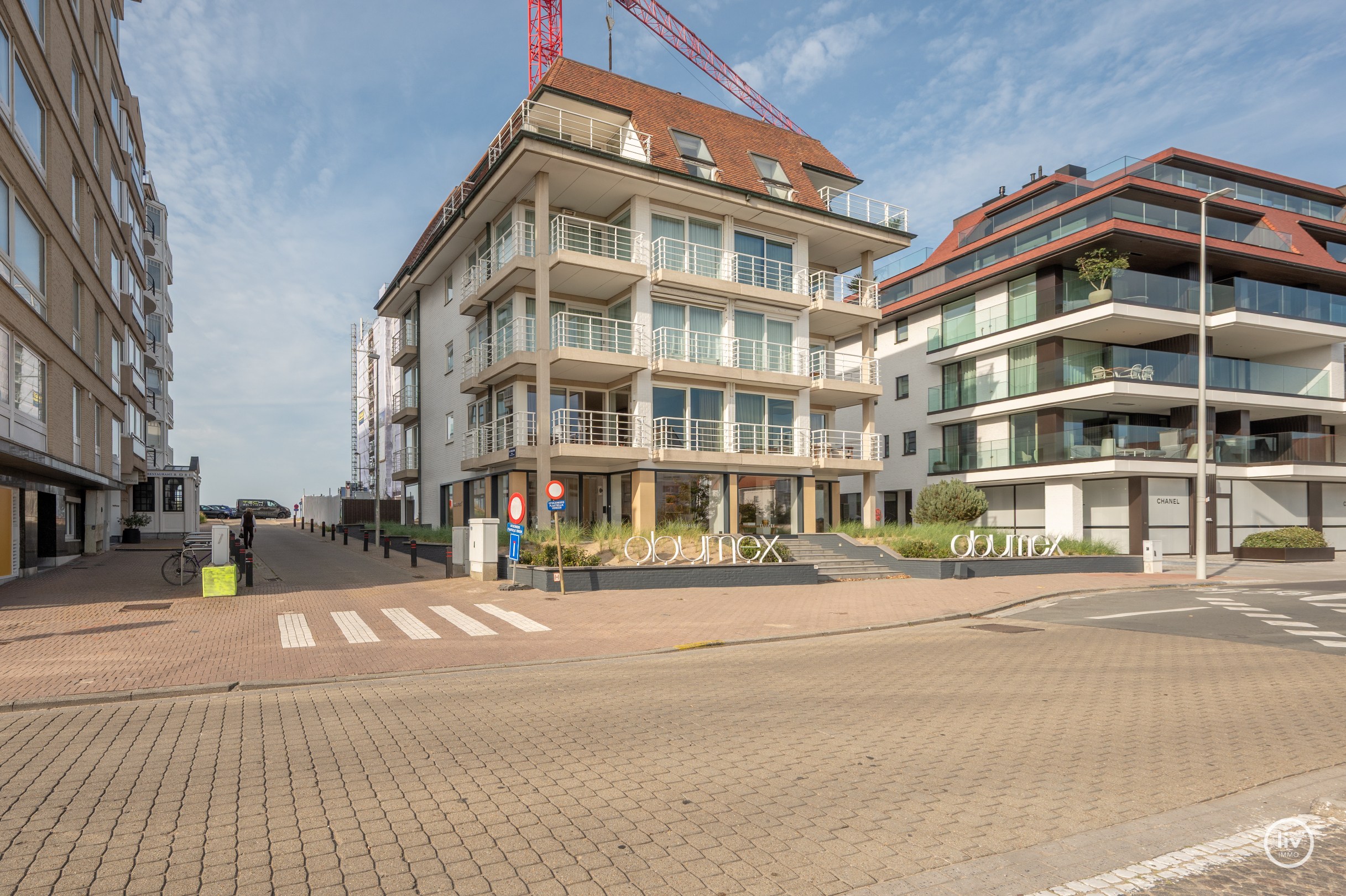 Appartement d'angle entièrement rénové et de haute qualité dans une résidence de standing au cœur du Zoute. 