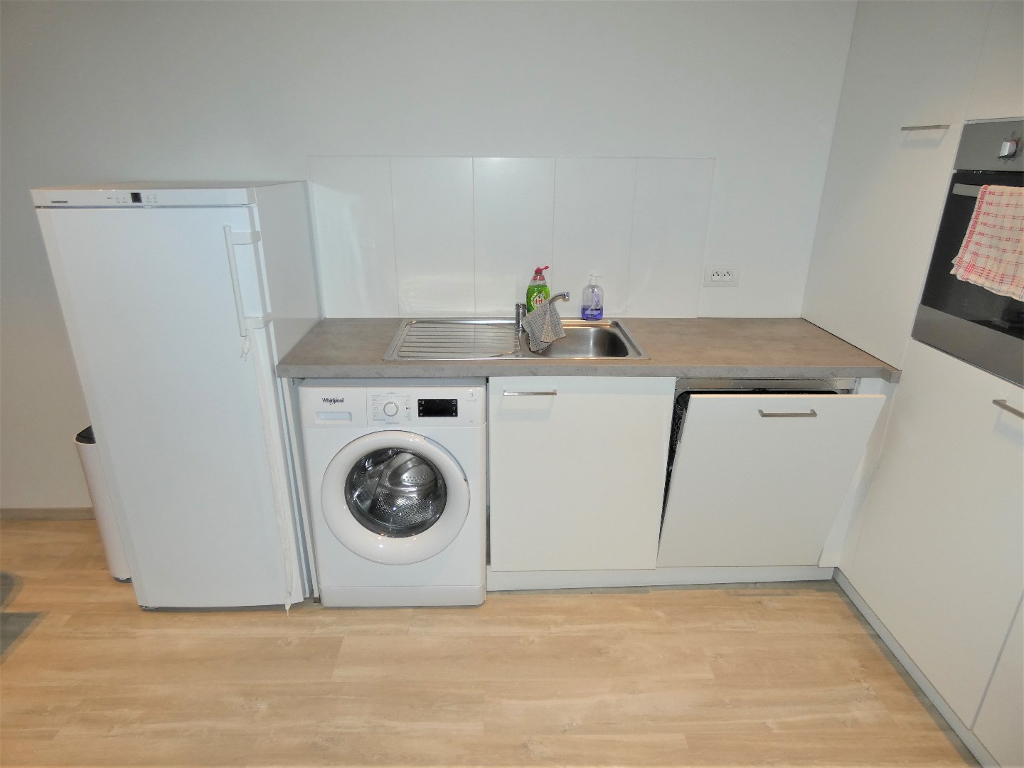 Gezellig appartement, gelijkvloers, met 1 slaapkamer en garage. 