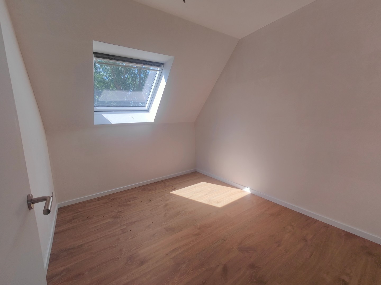 Afgewerkte woning met 3 slaapkamers &amp; ruim zonnig terras + autostaanplaats en berging 