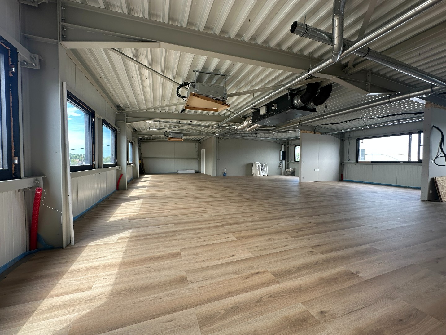 Prachtige kantoorruimte, 275 m², met private parking, gunstig gelegen te Torhout. 