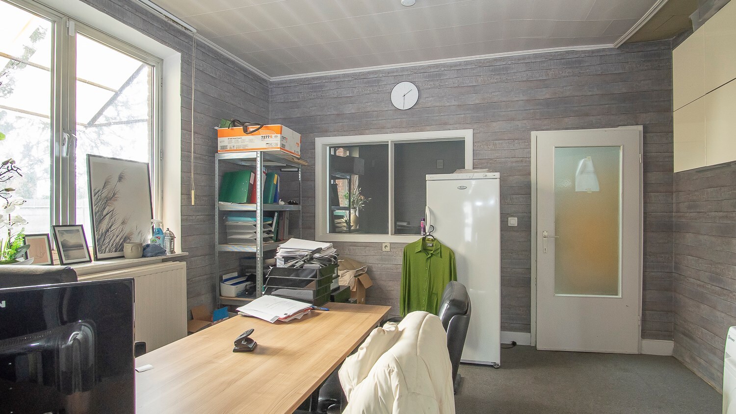 Handelsgelijkvloers met privé parking 