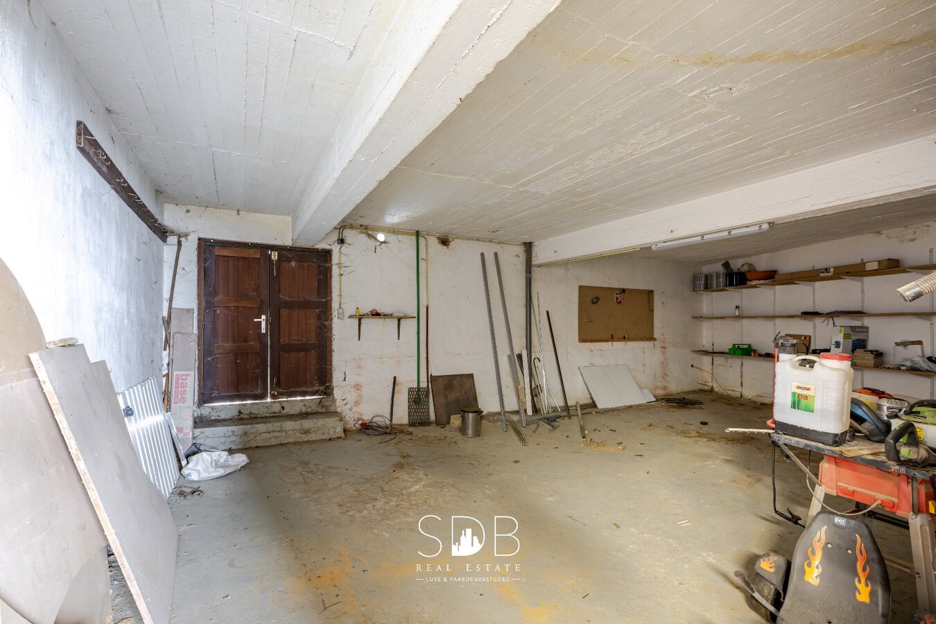Landelijke villa met ruime bedrijfsgebouwen en opslagmogelijkheden op 23.740m² 