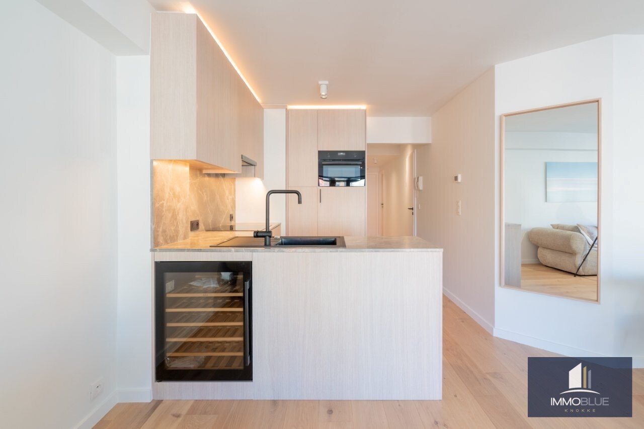 Volledig gerenoveerd, lichtrijk appartement gelegen in een kleine residentie. 