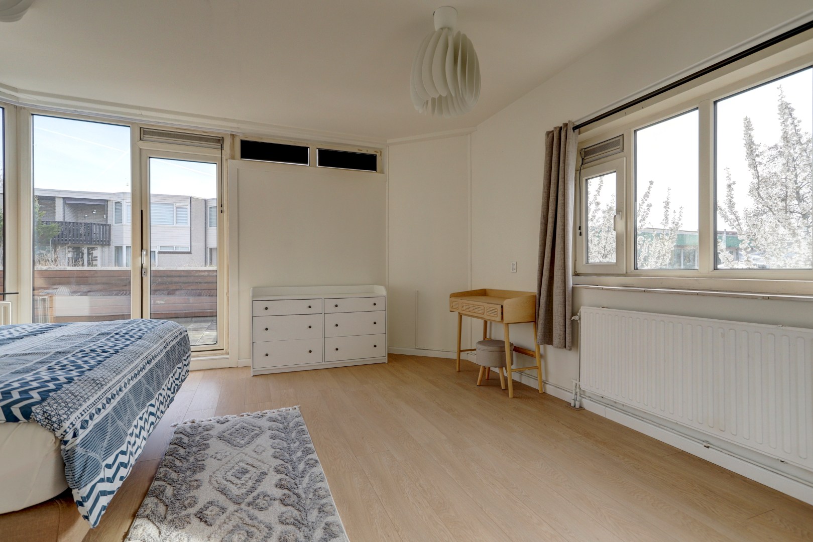 Ruime 4- (voorheen 5) kamer woning op 1e etage met riant terras van 45 m² en een berging en overdekte parkeerplaats op begane grond. 