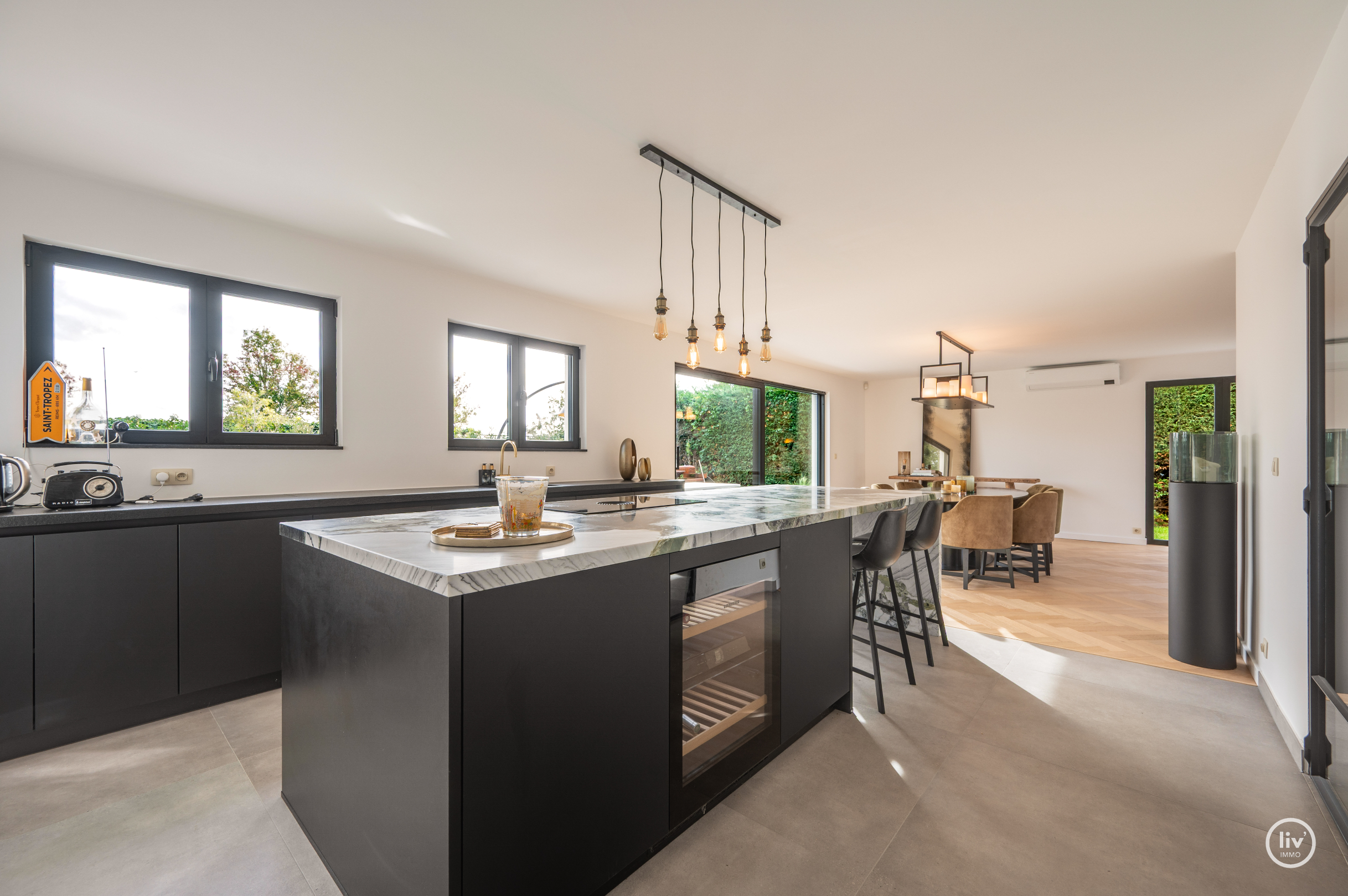 Magnifique villa rénovée avec toit de chaume, bien située près de Duinenwater à Knokke. 