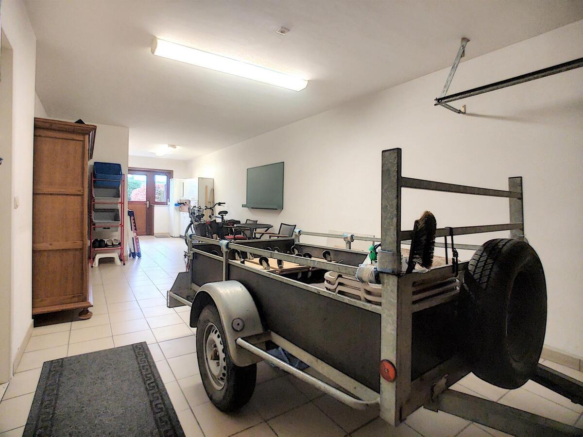 Grote, praktisch ingedeelde woning met oprit, garage &amp; tuin - Heist 