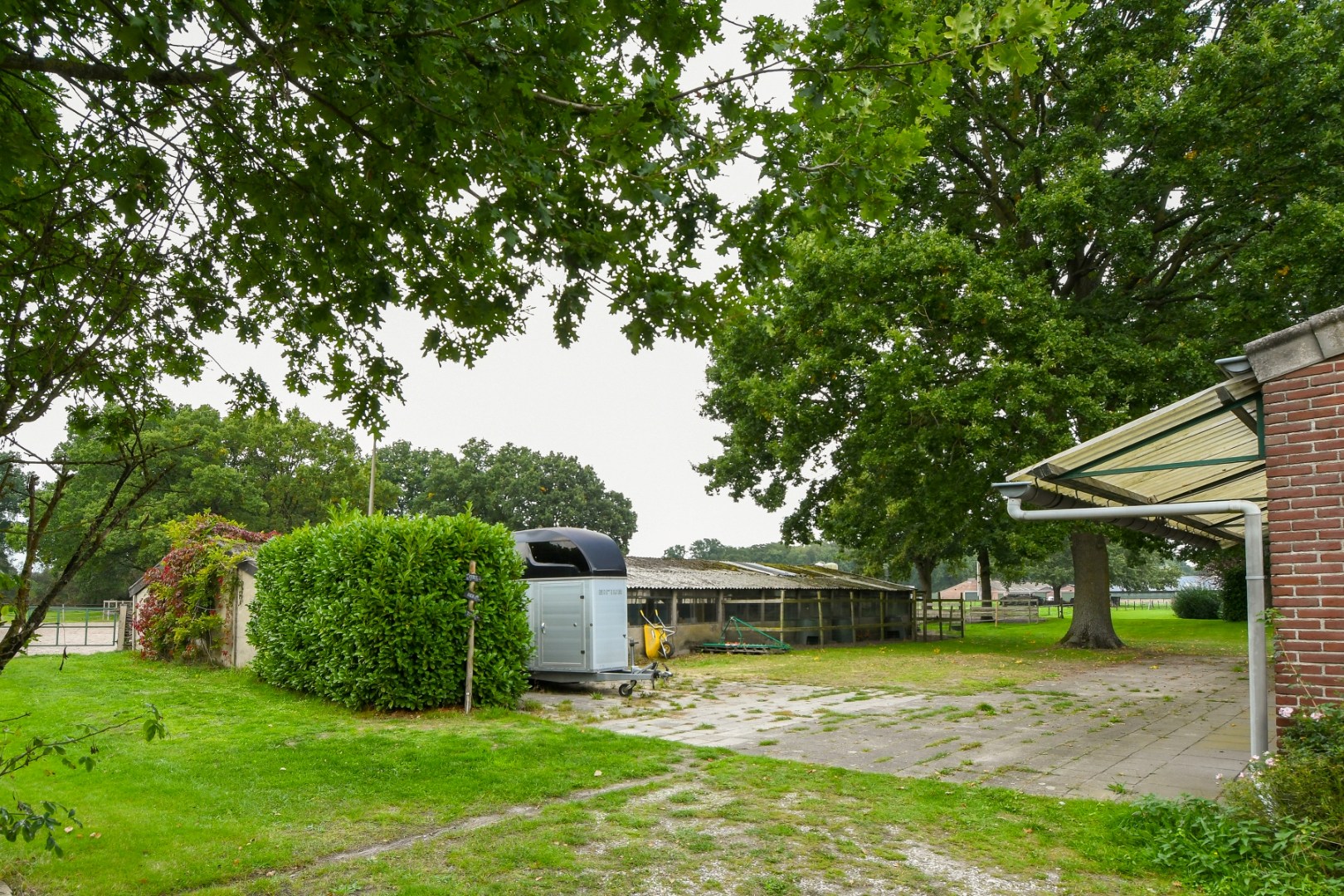 Vrijstaand woonhuis met inpandige garage, stal met 2 paardenboxen, vrijstaande inloopstal en verlichte zandpaddock met longeercirkel op een perceel van ruim 18.500 m2. Ideaal voor paardenliefhebbers. 