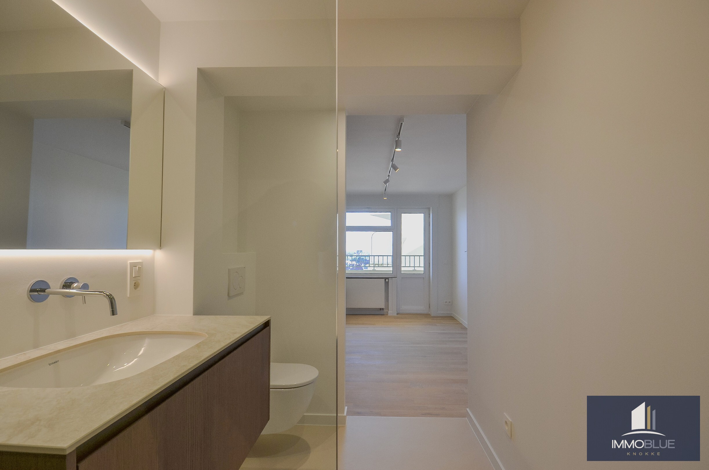 Exclusief – Stijlvol volledig gerenoveerd appartement met frontaal zeezicht. 