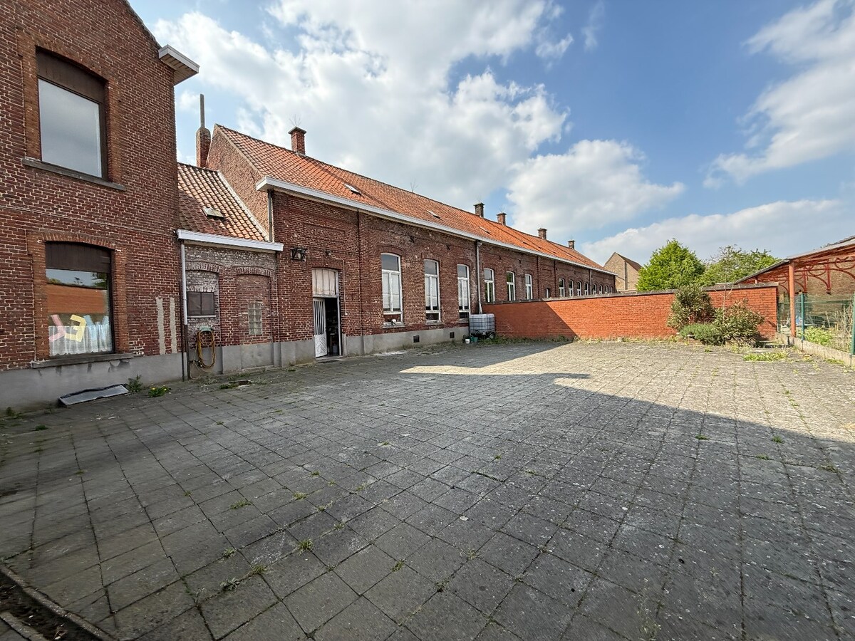 Grote eigendom met atelier. 