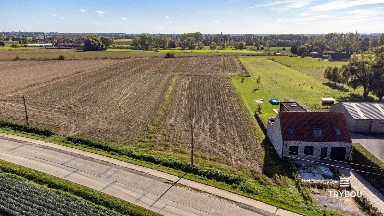Ruime bouwgrond van 2.920 m² voor halfopen bebouwing in Poelkapelle 