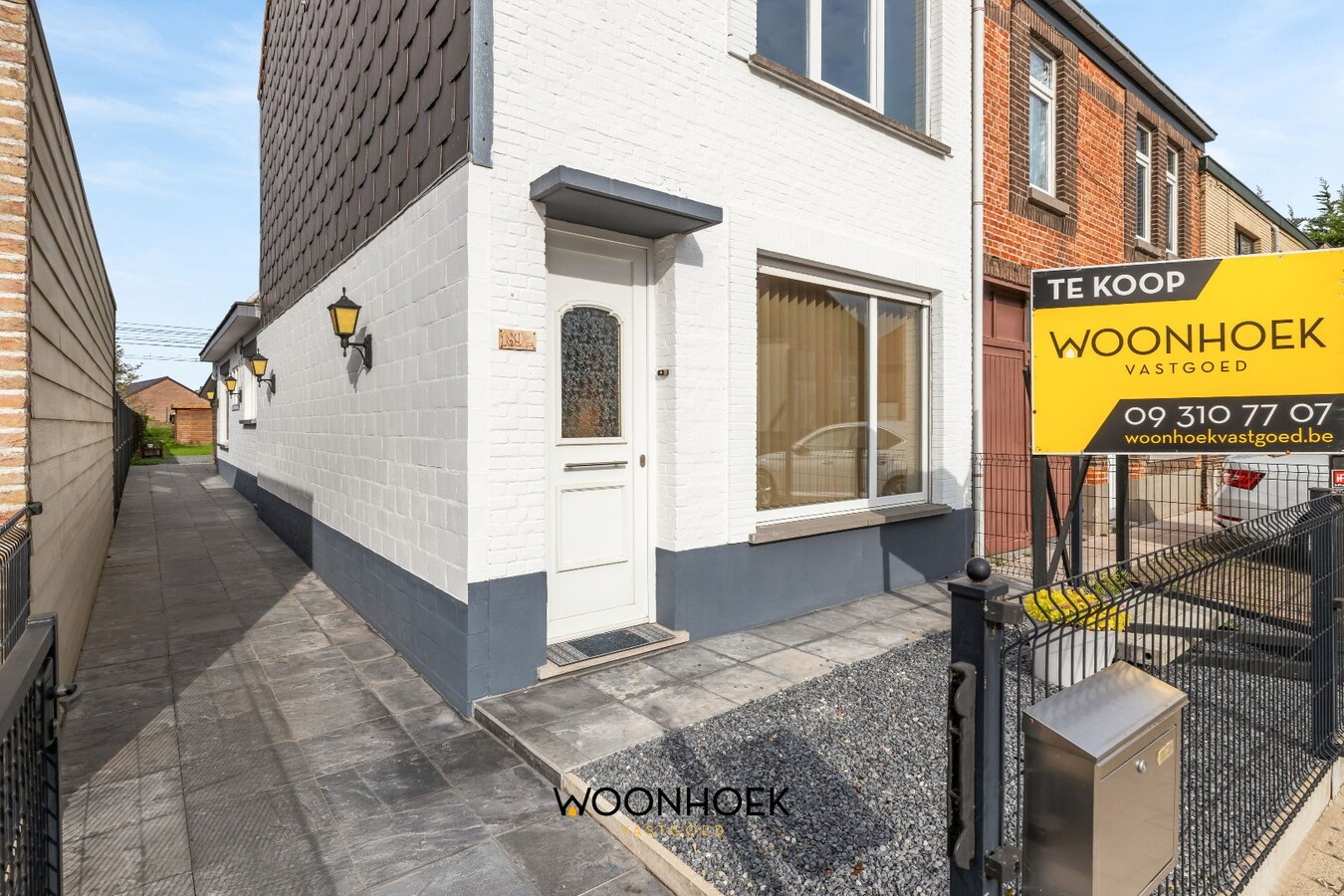 Halfopen bebouwing met 3 slaapkamers &amp; zij-ingang. 