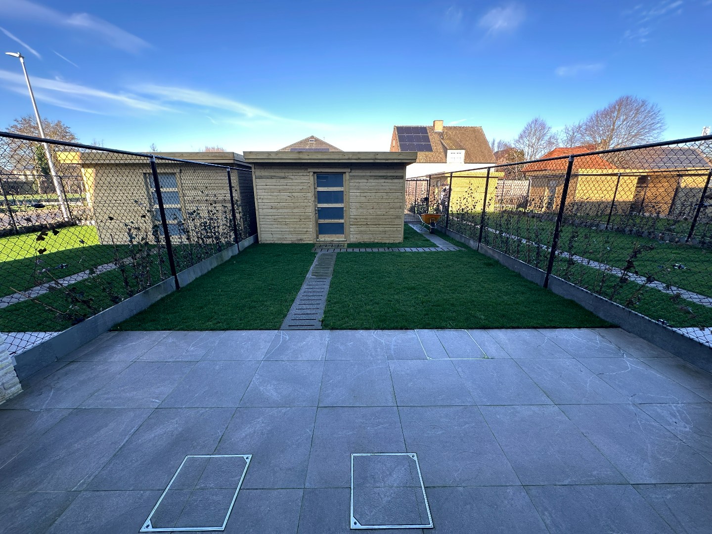 TUIN MET ZONNETERRAS EN TUINBERGING