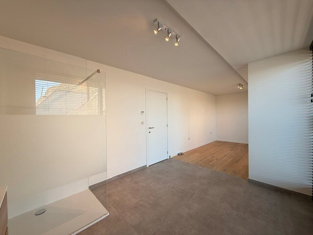 Luxe duplexappartement te huur in het hart van Maaseik, met lift, 2 slaapkamers en 2 terrassen. 