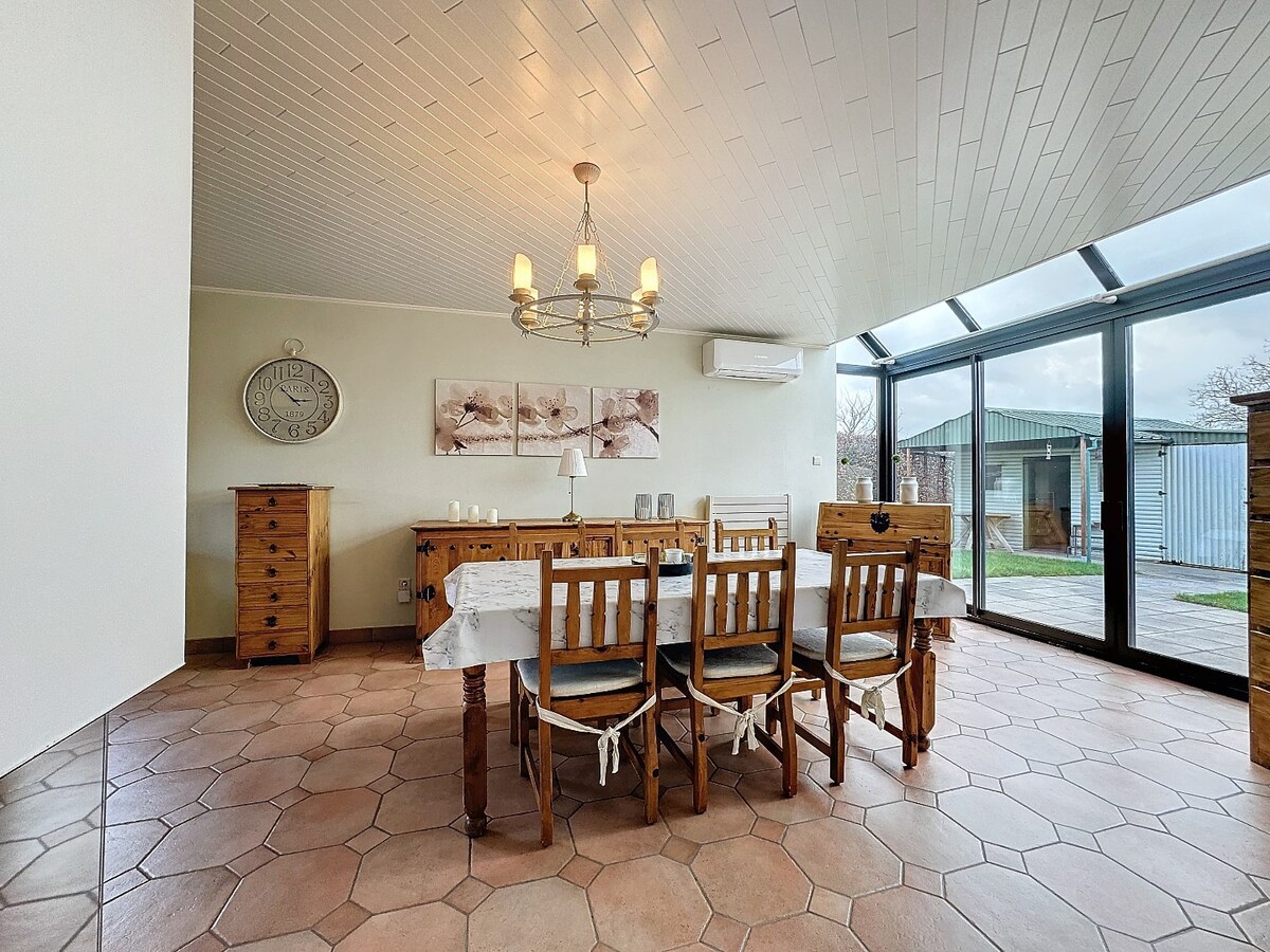 Ruime open bebouwing in landelijke stijl te Zottegem 