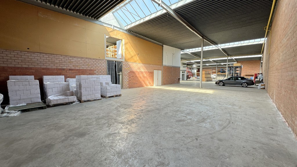 Magazijn met kantoren te huur vlakbij A12 in Wilrijk