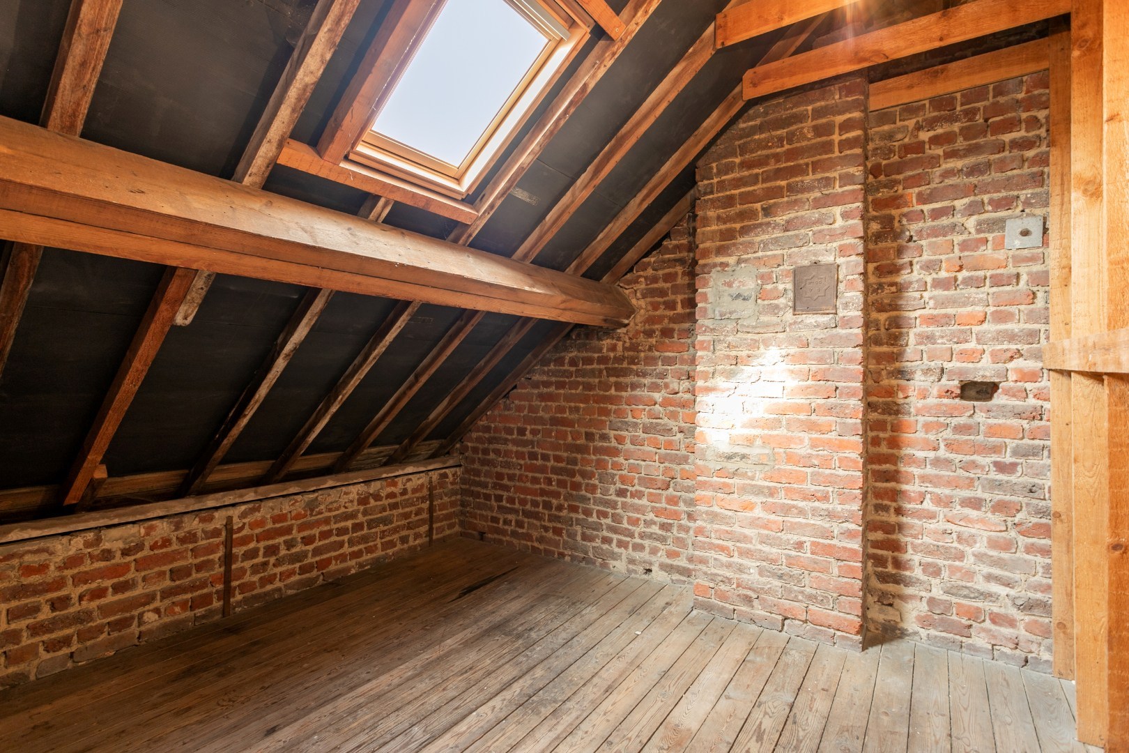 Handelshuis met woongedeelte, garage en tuin 