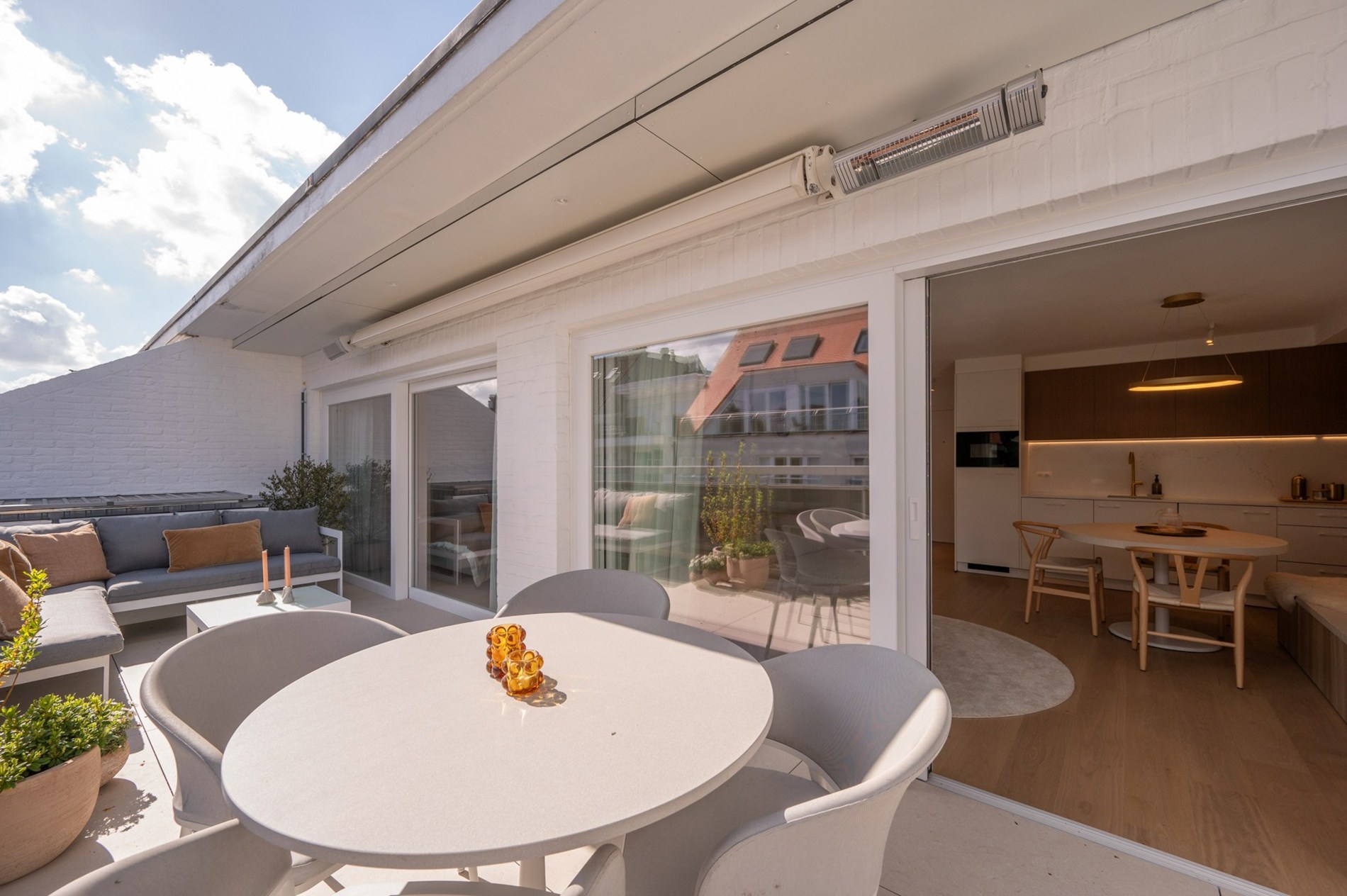 Penthouse duplex exceptionnel de 125 m² dans la résidence William, un bâtiment récent et élégant (2020), parfaitement situé au centre de Knokke. 