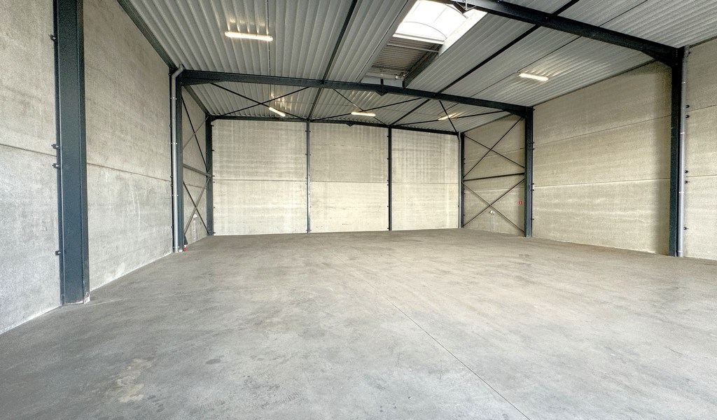 Magazijnen te huur langs kanaal in Sint-Lenaarts