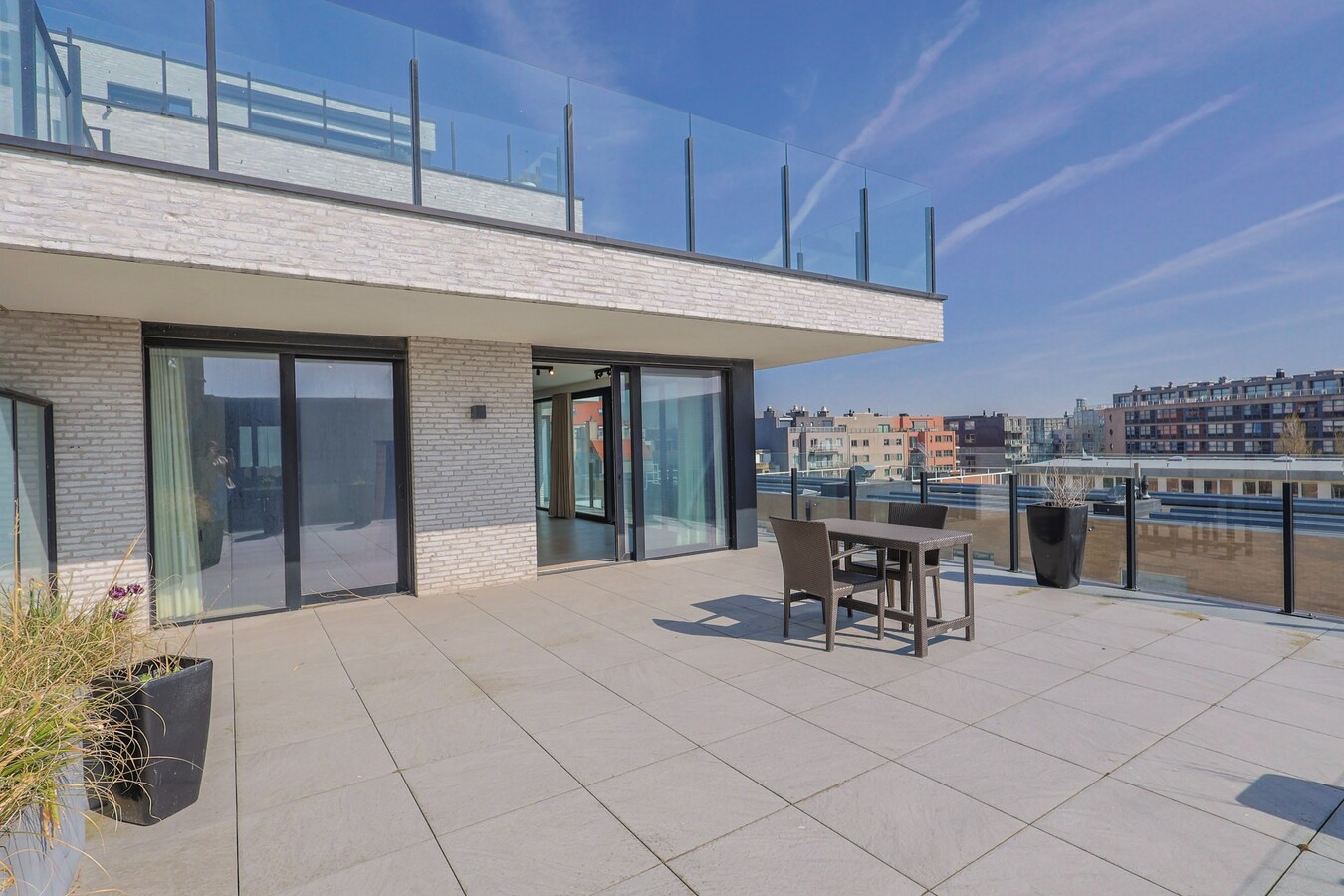 Verhuurde assistentiewoning met uitzonderlijk ruim zonneterras van 64,5m² in Oostduinkerke! 